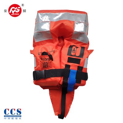 Qayiqda suzish uchun chaqaloq qutqaruv ko'ylagi